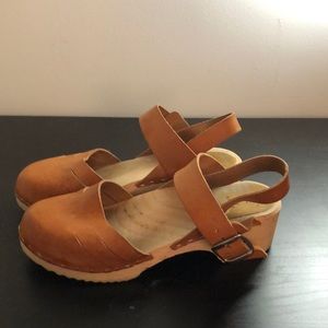 MIA leather wooden clogs